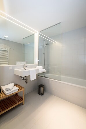 Badewanne, Haartrockner, Handtücher