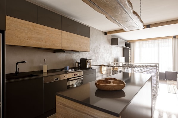 Geladeira, fogão, cooktop, lava-louças
