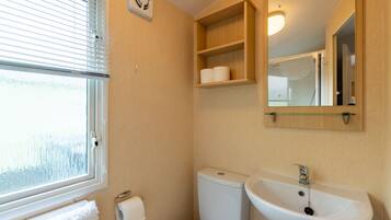 Mobile Familienunterkunft, eigenes Bad, Gartenblick (Luxury Static Caravan) | Badezimmer