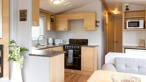 家庭行動屋, 私人浴室, 花園景觀 (Luxury Static Caravan) | 公共廚房