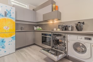 Een koelkast, een oven, een vaatwasser, een koffiezetapparaat/waterkoker