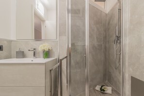 Dusche, Haartrockner, Bidet, Handtücher