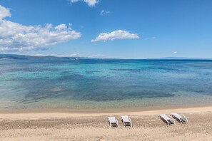 On the beach, white sand - Bay View Suites (Sithonia)