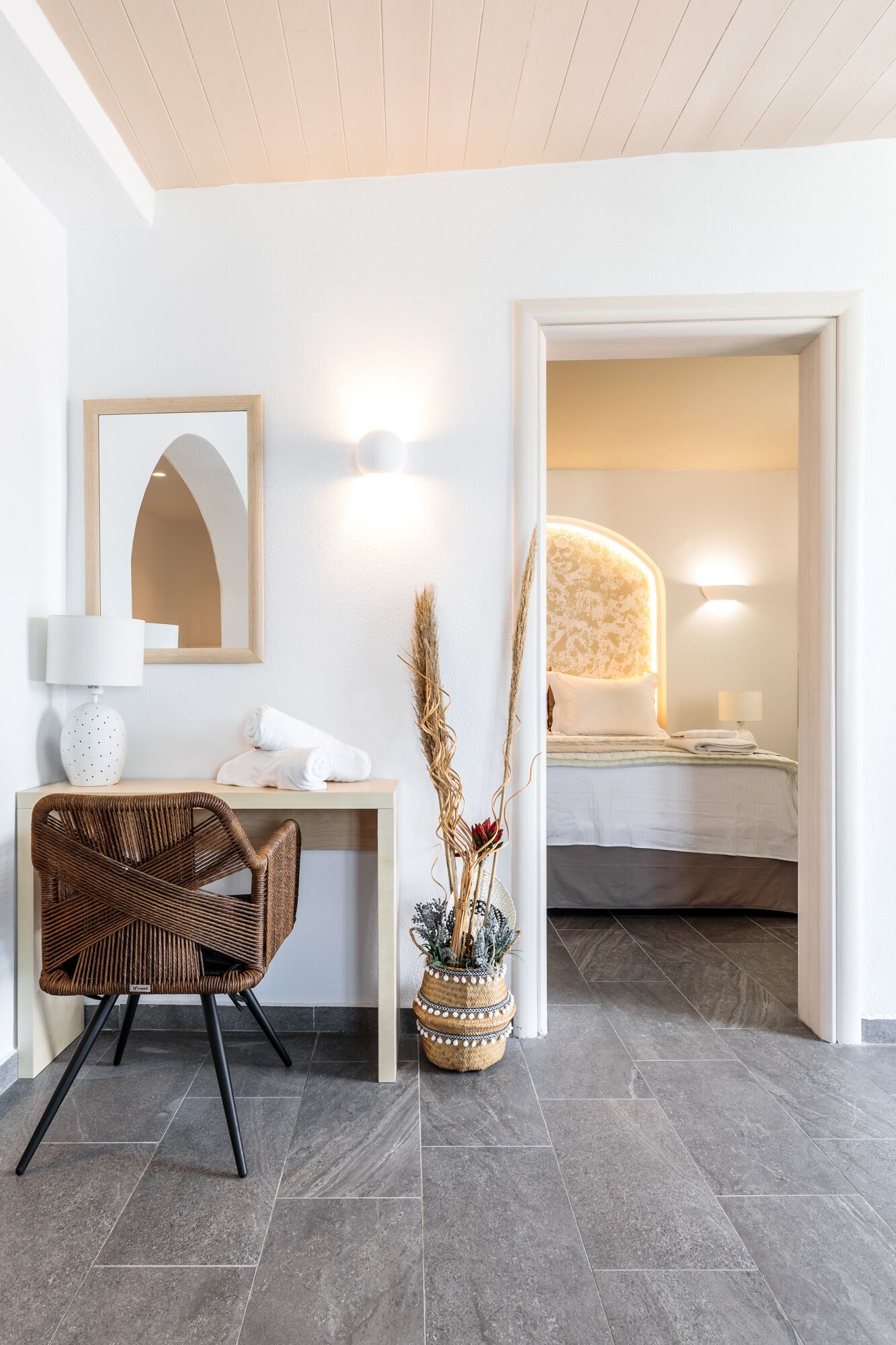 Una habitación de hotel moderna con escritorio, silla y cama.