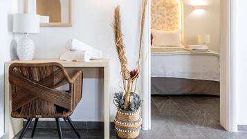 Una habitación de hotel moderna con escritorio, silla y cama.