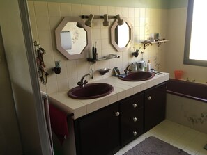 Badekar, hårføner og bidé