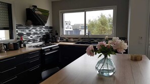 Een magnetron, een vaatwasser, een koffiezetapparaat/waterkoker