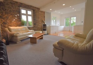 House | Living room | 30-inch TV with digital channels, fireplace - Stunning 6-bed House With Huge Garden on Dartmoor (Tavistock)