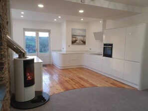 House | Private kitchen | Fridge, microwave, oven, stovetop - Stunning 6-bed House With Huge Garden on Dartmoor (Tavistock)