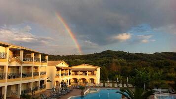 Una piscina al aire libre de temporada