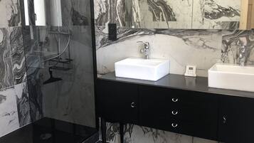Douche, sĂšche-cheveux, serviettes fournies