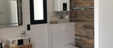 Een douche, handdoeken