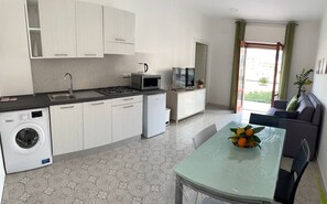 Geladeira, micro-ondas, cooktop, cafeteira/chaleira