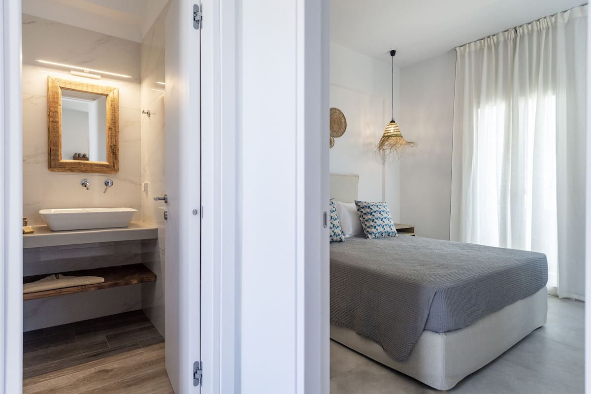 Apartamento Deluxe, 1 cama de matrimonio con sofá cama, vistas parciales al mar | Ropa de cama de alta calidad, caja fuerte, cortinas opacas