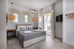 Suíte estúdio júnior, 1 cama Queen, banheira de imersão | Roupas de cama premium, cofres nos quartos, individualmente decorados