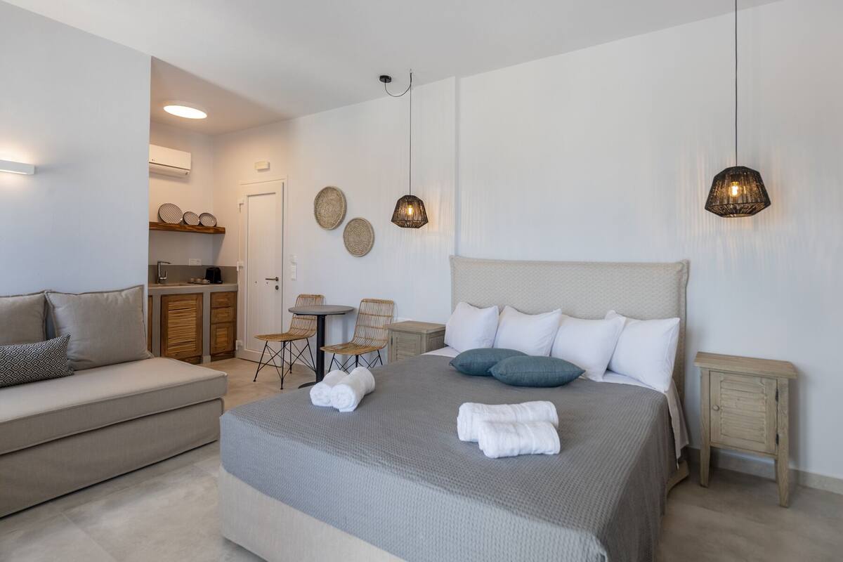Estudio Confort, 1 cama de matrimonio con sofá cama, terraza, vistas a la piscina | Ropa de cama de alta calidad, caja fuerte, cortinas opacas