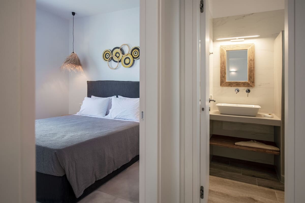 Apartamento Deluxe, 1 cama de matrimonio con sofá cama, vistas a la piscina | Zona de estar | Smart TV de 32 pulgadas con canales por cable, una televisión