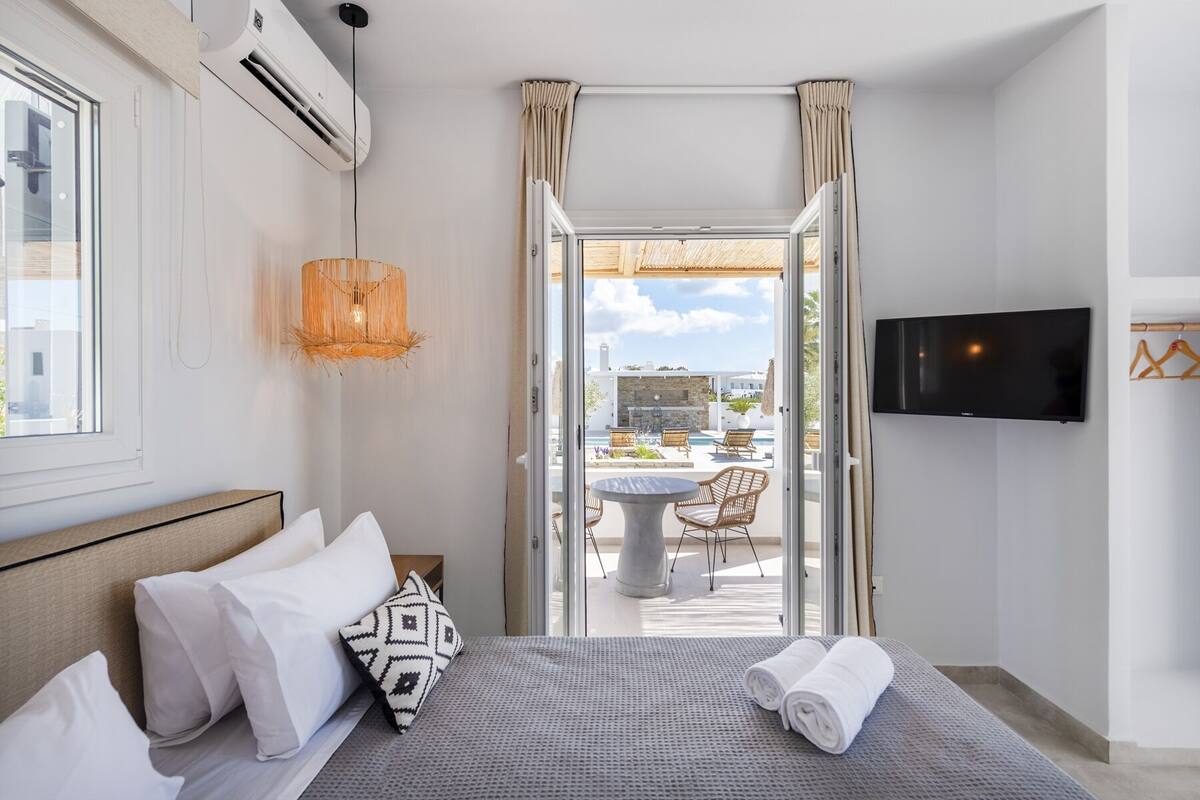 Suite estudio junior, 1 cama de matrimonio, bañera de hidromasaje | Ropa de cama de alta calidad, caja fuerte, cortinas opacas