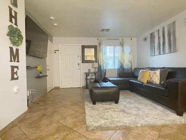 Smart TV - Retreat In The Dessert!🌵☀️🌊 (Las Vegas)