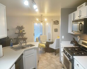 Fridge, microwave, oven, stovetop - Retreat In The Dessert!🌵☀️🌊 (Las Vegas)