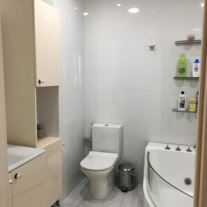 Een bubbelbad, een haardroger, handdoeken, zeep