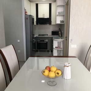 Réfrigérateur, four à micro-ondes, un four, surface de cuisson