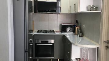 Geladeira, micro-ondas, fogão, cooktop