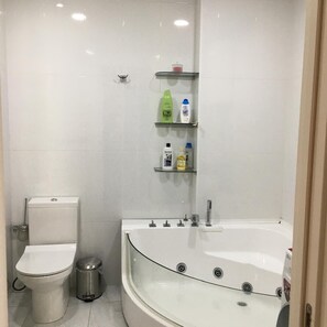 Whirlpool, Haartrockner, Handtücher, Seife