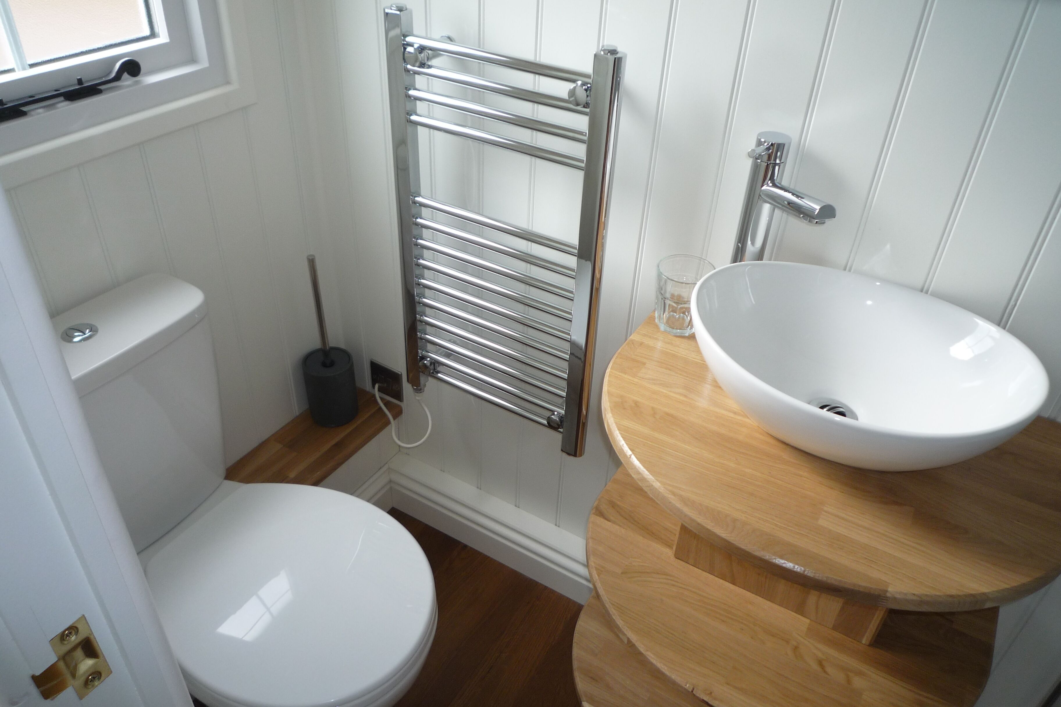 Kabin (Airlie Shepherds Hut) | Kamar mandi | Shower, pengering rambut,  dan handuk