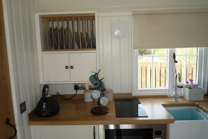 Cabin (Airlie Shepherds Hut) | Private kitchen