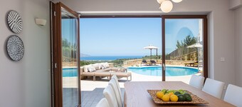 Stunning Panoramic and Sea Views, Mini Spa, Table Tennis and Playground!