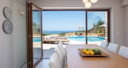 Stunning Panoramic and Sea Views, Mini Spa, Table Tennis and Playground!