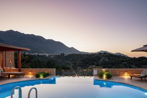 Beheizter Pool, Liegestühle