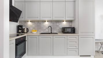 Kühlschrank, Mikrowelle, Ofen, Herdplatte