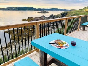 Outdoor dining - Spencer Salt-Side Cottage (Twillingate) (Twillingate)