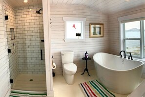 Badewanne, Haartrockner, Handtücher