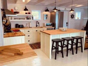 Fridge, microwave, oven, stovetop - Spencer Salt-Side Cottage (Twillingate) (Twillingate)