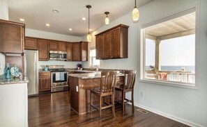 ثلاجة، ميكروويف، فرن، موقد طهي مسطح