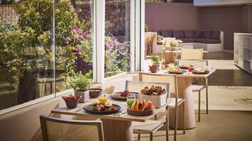 Tägliches inbegriffenes kontinentales Frühstück