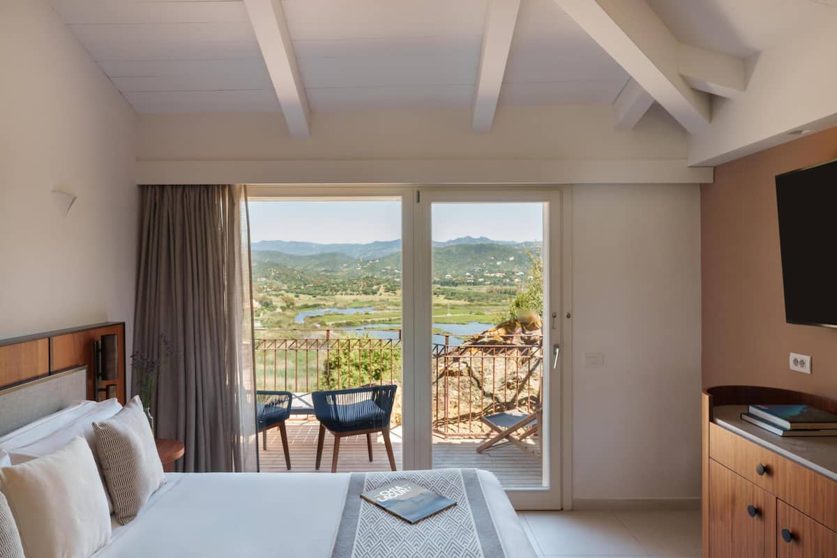 Minibar, free WiFi, bed sheets
