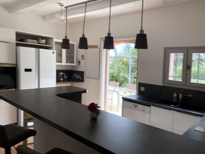 Jääkaappi, mikroaaltouuni, uuni, liesi