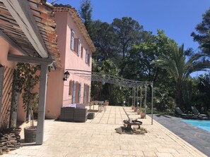 Terrace/patio - Villa with swimming pool in a gated community in Mougins. Quiet place. (Mougins)