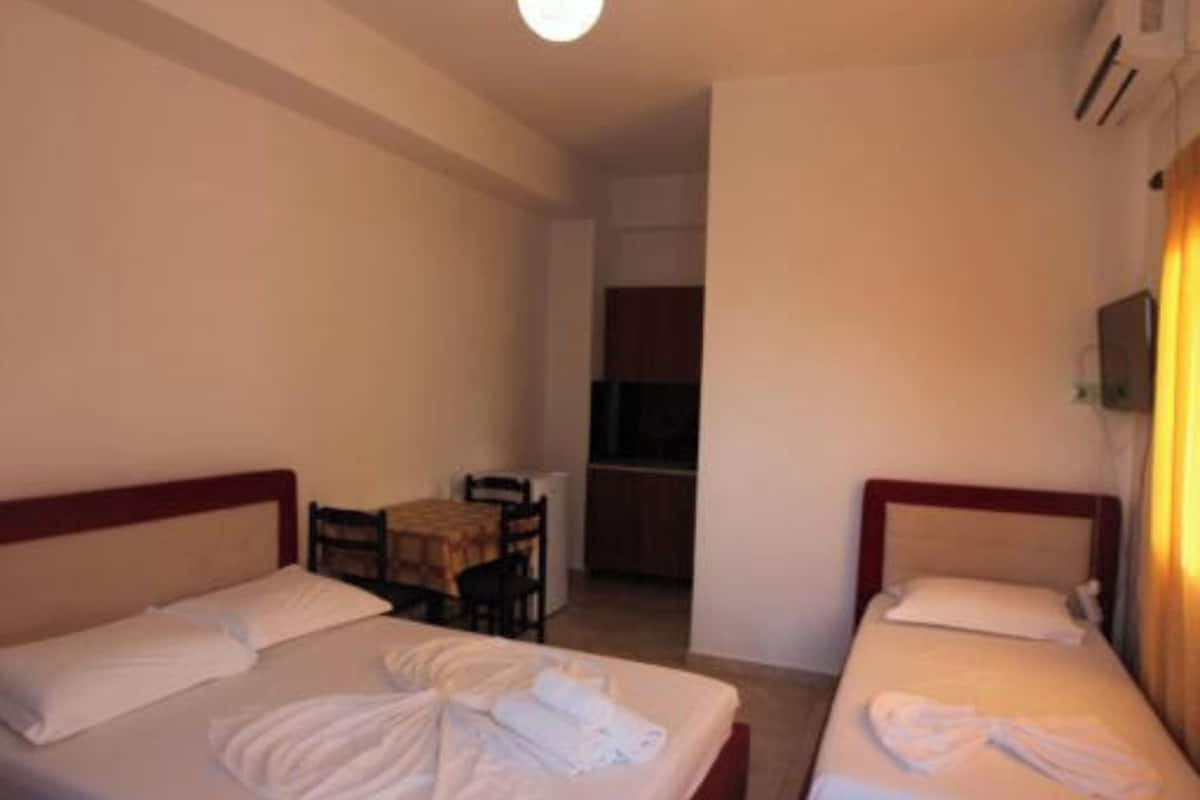 Habitación triple | Escritorio, tabla de planchar con plancha, wifi gratis y ropa de cama