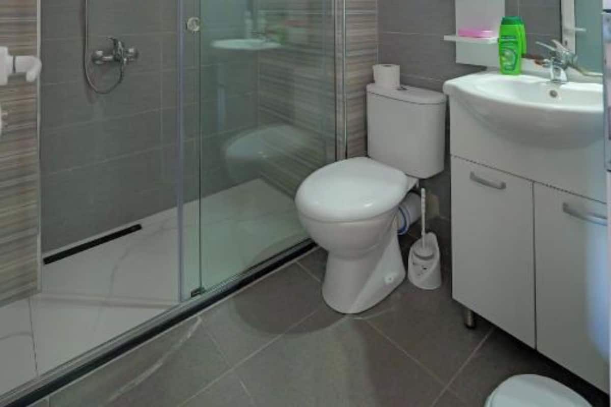 Triple Room, Garden View | Bathroom | Towels