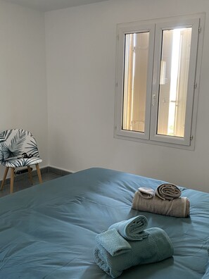 3 bedrooms, desk, iron/ironing board, travel crib