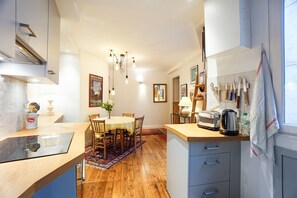 Fridge, oven, dishwasher, coffee/tea maker