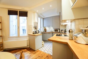 冷蔵庫、オーブン、食器洗い機、コーヒー / ティーメーカー