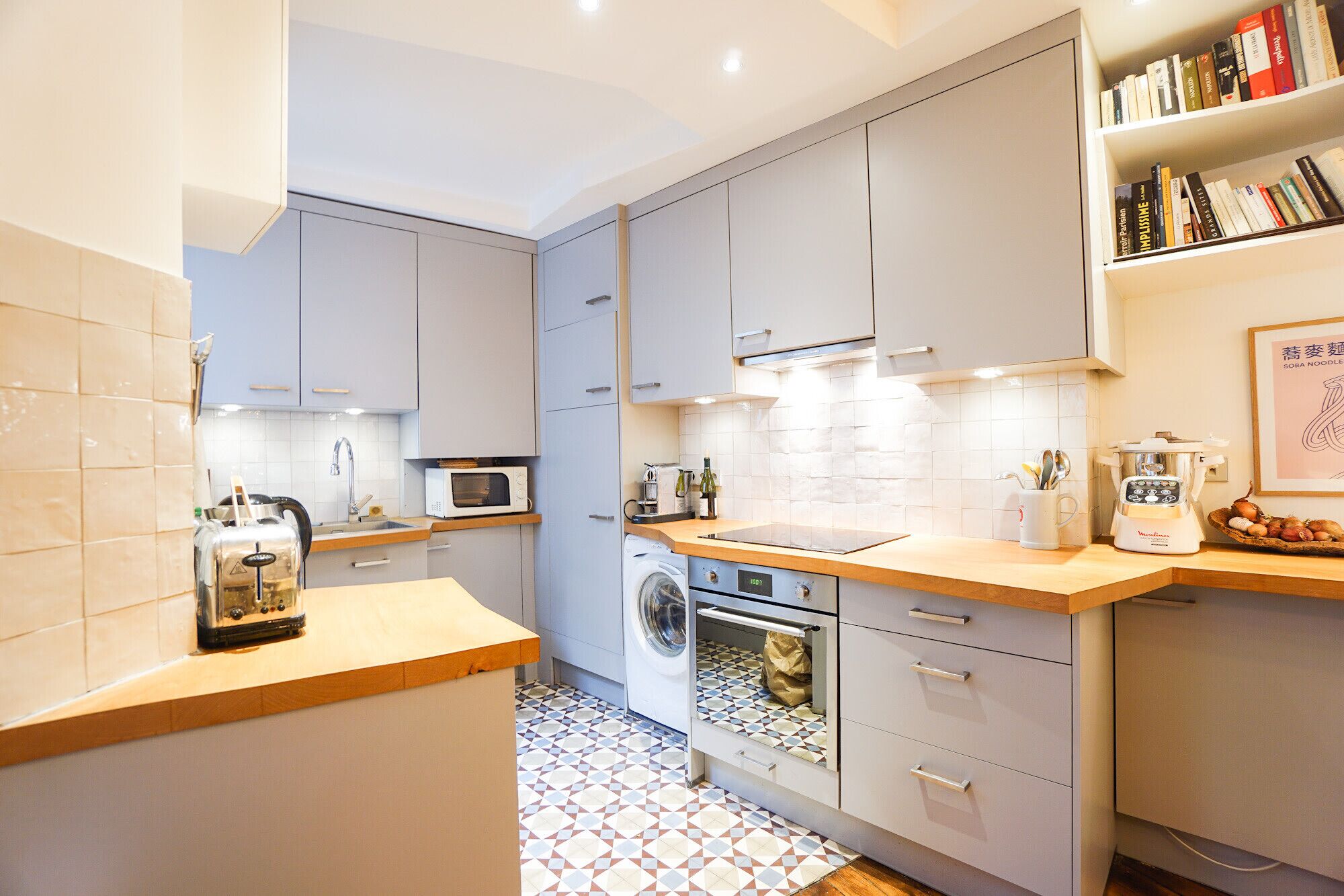 Frigorífico, horno, lavavajillas y cafetera o tetera