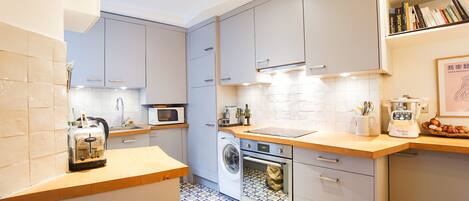 Fridge, oven, dishwasher, coffee/tea maker