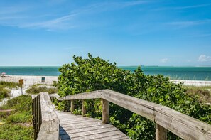 Beach nearby, sun-loungers, beach towels